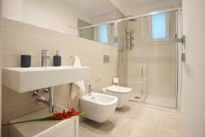 een badkamer met een wastafel, een toilet en een douche bij Keys of Sicily Marina di Modica in Marina di Modica