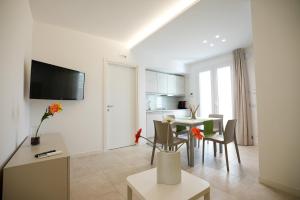 a kitchen and dining room with a table and chairs at Keys of Sicily - Marina di Modica in Marina di Modica