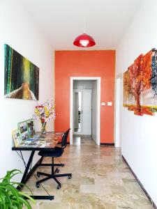 une chambre avec une table et un tableau sur le mur dans l'établissement Fiori e Frutti - Appartamento Economy, à Almese