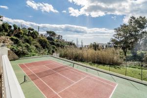 Tenis alebo squash v ubytovaní Townhouse close to the beach alebo jeho okolí