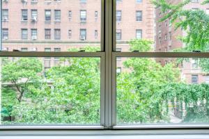 una ventana abierta con vistas a la ciudad en UWS 1BR w Elevator Doorman Gym nr 1 line NYC-626, en Nueva York
