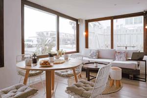 un soggiorno con tavolo, sedie e divano di Outsite Ibiza a Es Cana