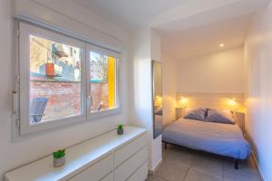 a bedroom with a bed and a window at Chill & Sun - Terrasse extérieure - Parking - Wifi - 4p in Amiens