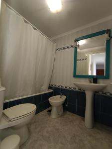 ein Badezimmer mit einem WC, einem Waschbecken und einem Spiegel in der Unterkunft La Fuente in El Paso