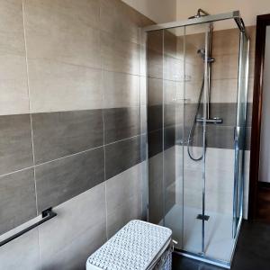 bagno con doccia e panca di Casa Olinda a Lazise