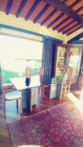 Un comedor con mesa y sillas y una ventana. en Il Salotto di Milar, en Sutri