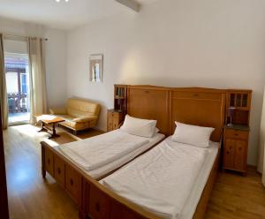 1 dormitorio con 2 camas y sofá en Gasthaus zur Sonne, en Rhodt unter Rietburg