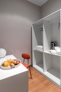 una cocina blanca con un plato de comida en una barra en Beautiful Room in Heart of Madrid, en Madrid