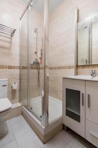 y baño con ducha, aseo y lavamanos. en Beautiful Room in Heart of Madrid, en Madrid