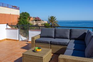 Posedenie v ubytovaní Seaview terrace with pool in Carvajal by Costarentals - Ref 103