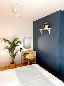 モアカムにある'Bridgewater' at stayBOOMの青い壁のベッドルーム(テーブル、椅子付)