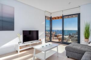 sala de estar con sofá y TV en Middel Views penthouse with private pool Ref 154, en Fuengirola