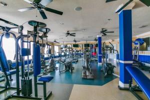 einen Fitnessraum mit mehreren Laufbändern und Kardiogeräten in der Unterkunft Modern Condo near Texas Medical Center w Free Parking in Houston