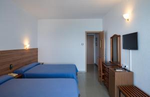 a hotel room with two beds and a television at Medplaya Hotel Vistamar Costa Dorada in Hospitalet de l'Infant