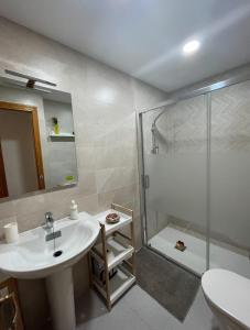 a bathroom with a sink and a shower at APARTAMENTO EN LOS GALLOS in Chiclana de la Frontera