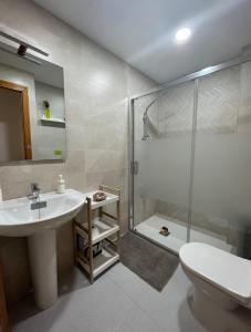 y baño con ducha, lavabo y aseo. en APARTAMENTO EN LOS GALLOS en Chiclana de la Frontera