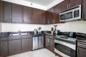 Kitchen o kitchenette sa Loop 1BR w Pool Gym nr the L Riverwalk CHI-242