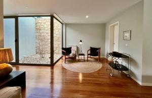 uma sala de estar com uma janela de vidro do chão ao tecto em Casa das Bolotas em Viana do Castelo