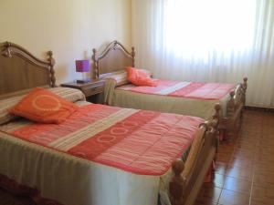 2 camas individuales en una habitación con ventana en EXCELENTE APARTAMENTO CON VISTAS AL MAR 6 PLAZAS, en Pontevedra