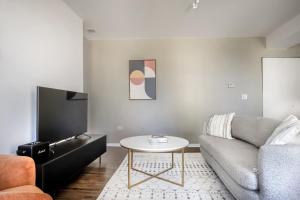 Una televisión o centro de entretenimiento en South Loop 2br nr L Grant Park CHI-803