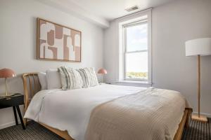 Una cama o camas en una habitación de South Loop 2br nr L Grant Park CHI-803