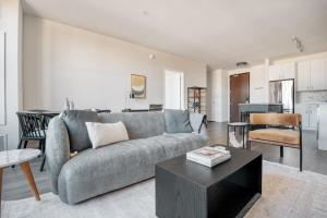 un salon avec un canapé et une table dans l'établissement Logan Square 2br w pool lounge gym nr L CHI-869, à Chicago