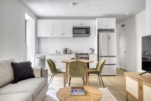 Nhà bếp/bếp nhỏ tại Downtown Brooklyn 2BR w WD nr Barclays Center NYC-657