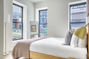 Tempat tidur dalam kamar di Downtown Brooklyn 2BR w WD nr Barclays Center NYC-657