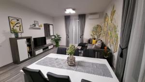 a living room with a table and a couch at Apartament Maia Baile Felix in Baile Felix