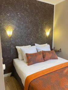 Postel nebo postele na pokoji v ubytování Jupiter Hotel