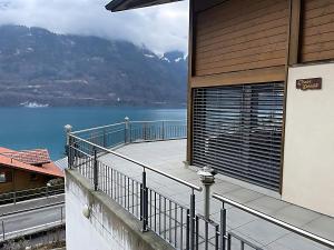 un balcón de una casa con vistas al agua en Ultra Luxurious House Lake view en Niederried