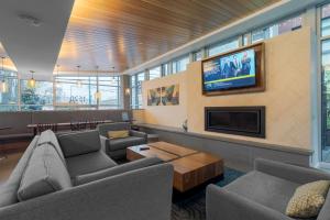 un soggiorno con divani e TV a schermo piatto di S Lake Union 2BR w Gym WD nr Space Needle SEA-192 a Seattle