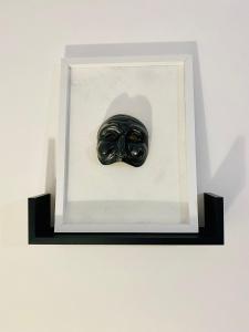 een masker in een frame op een muur bij Figurari Home Napoli-2 in Napels