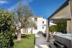 un jardín con piscina y una casa en House NoE- with hot tub, en Bale