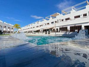 Piscina de la sau aproape de Magnifica casa adosada 3 dormitorios en Torrevieja