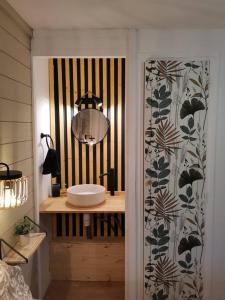 W łazience znajduje się umywalka i lustro. w obiekcie L’escute n°5 w mieście Houlle