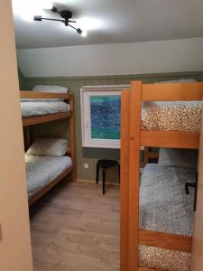 Łóżko lub łóżka w pokoju w obiekcie L’escute n°5