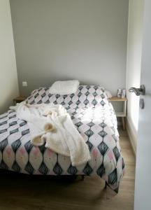 Ένα ή περισσότερα κρεβάτια σε δωμάτιο στο Charming ecolodge in a quiet area, heated pool all year Charente-Maritime