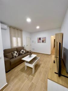 Televízia a/alebo spoločenská miestnosť v ubytovaní RockSide Residences Suites La Línea