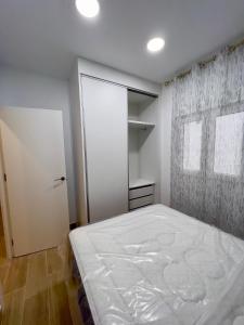 - une chambre avec un lit, un placard et une fenêtre dans l'établissement RockSide Residences Suites La Línea N2, à La Línea de la Concepción
