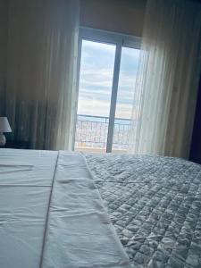 Un pat sau paturi într-o cameră la City View Apartment