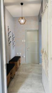 un pasillo con una puerta en una habitación en City View Apartment, en Kavala
