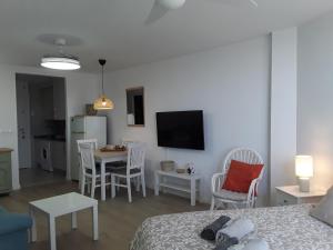 Habitación con cama, mesa y cocina. en Algaida New Studio Calahonda, Beach, Pools and Garden, en Sitio de Calahonda
