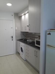 Kuchnia lub aneks kuchenny w obiekcie Algaida Studio Calahonda, Pools, Garden and 150 m Beach