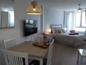 Telewizja i/lub zestaw kina domowego w obiekcie Algaida Studio Calahonda, Pools, Garden and 150 m Beach