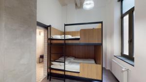 Ein Etagenbett oder Etagenbetten in einem Zimmer der Unterkunft IN Budapest Apartment