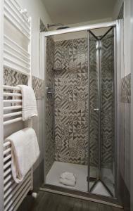 La salle de bains est pourvue d'une douche avec une porte en verre. dans l'établissement B&B My Way, à Florence