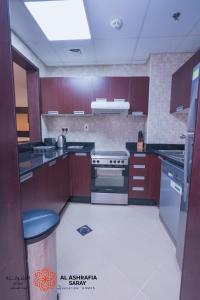 Kuchyň nebo kuchyňský kout v ubytování Alasharafia Saray, Spacious 1BR apartment in Sport City