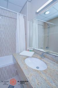 Koupelna v ubytování Alasharafia Saray, Spacious 1BR apartment in Sport City