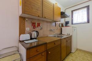 Kuchyň nebo kuchyňský kout v ubytování Apartments Crevatin